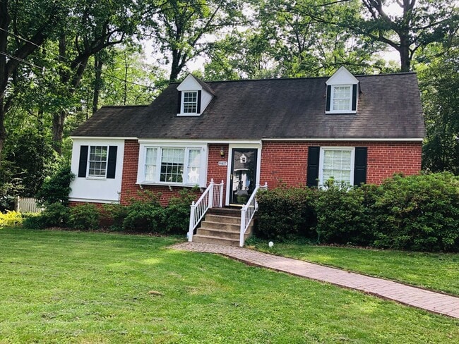Building Photo - Beautiful 4bdrm/2.5 bath Cape-cod  located in the West End!