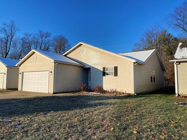 Photo - Collett Meadows - Large open floor plan, 4 bedroom Home with 2 baths - PETS WELCOME!