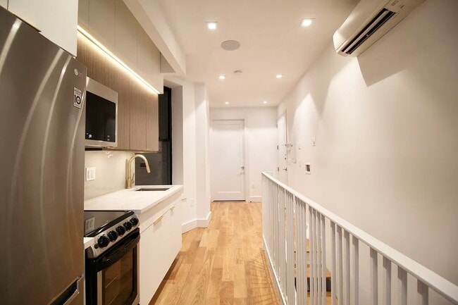 Photo - 223 E 96th St Unidad 1A