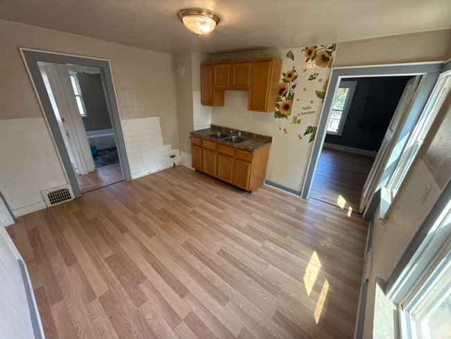 3201 N 39th St Unit Upper Unit