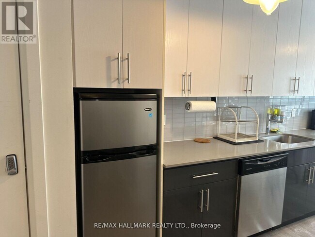 Photo - 595 St Clair Ave W Unité 5