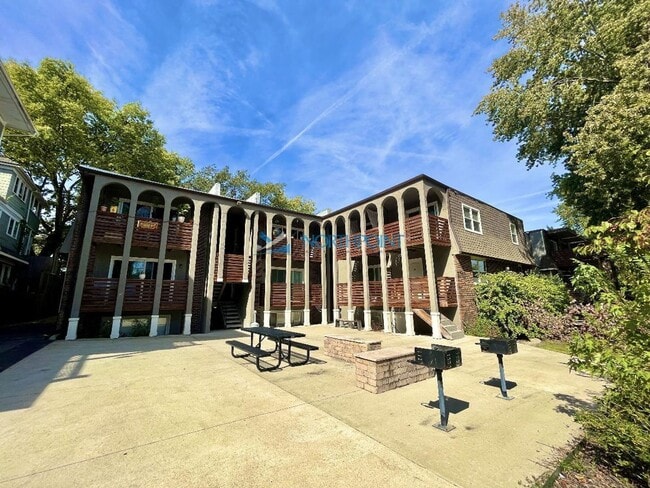 Building Photo - 2BR/1BA| Newly Renovated Unit Apt 8