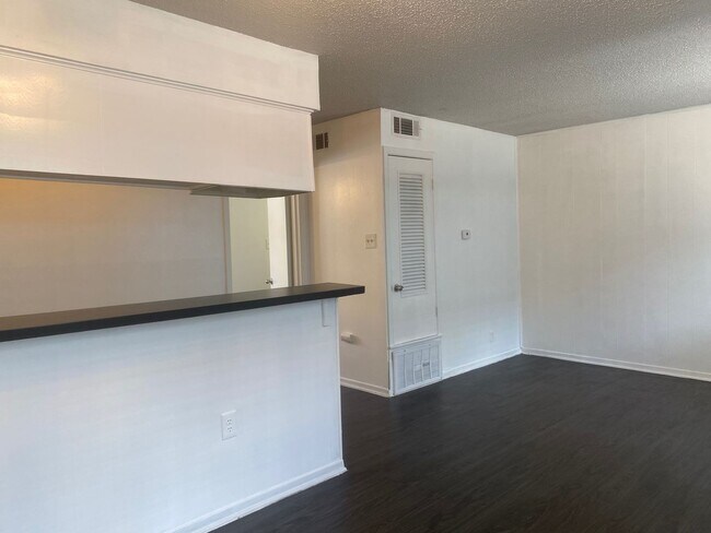 Photo - Great one bedroom in Hyde Park! Unit 108