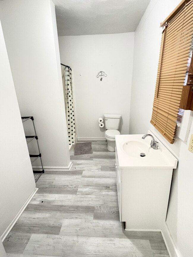Bathroom 1 (first floor) - 631 Tecumseh St