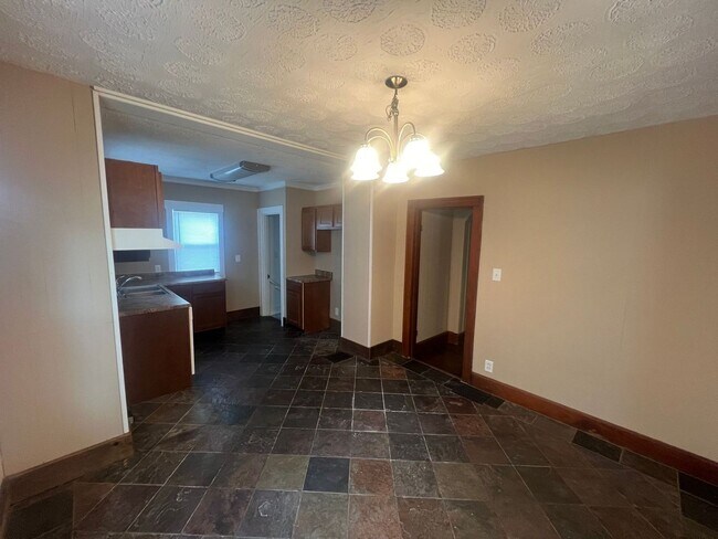 Photo - 530 Millikin 3BR/1BA (Hamilton)