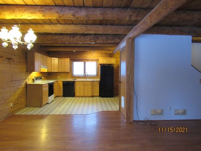 Photo - 3 Bed, 2 Bath, 2 Car Garage LOG HOME for RENT!