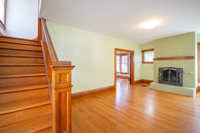 Photo - 313 E State St