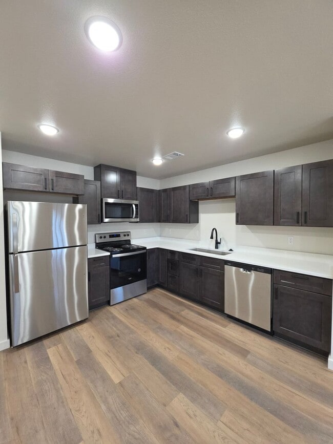 Photo - 703 W 12th St Unit B