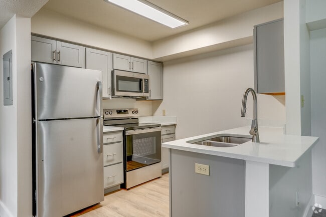 2BR, 1BA - 777SF - Golfview Apartments
