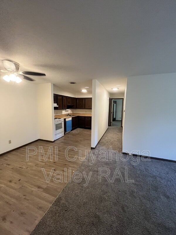 Building Photo - 1500 W Market St Unit 9 Rental