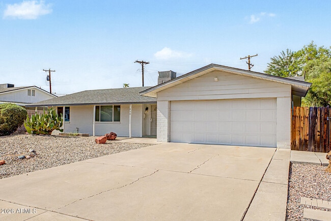 Photo - 950 E Lilac Dr