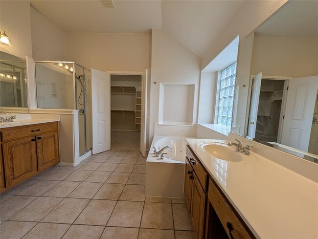 Building Photo - 2901 Cashell Wood Dr