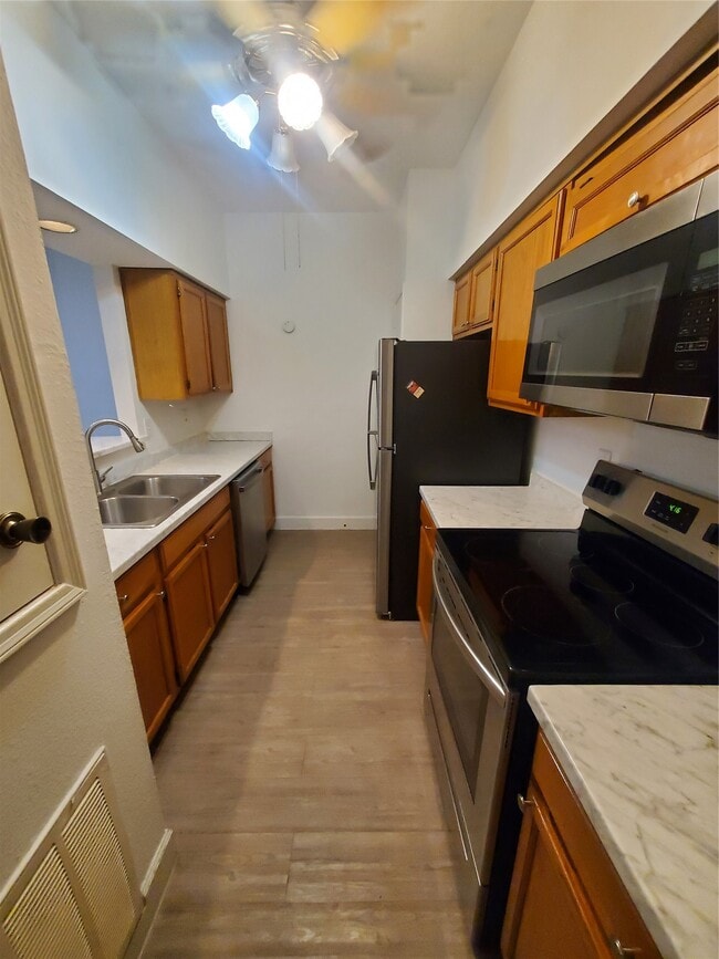 Building Photo - 17473 Red Oak Dr Unit 7473