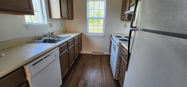 Photo - 3210 Dynes Ave