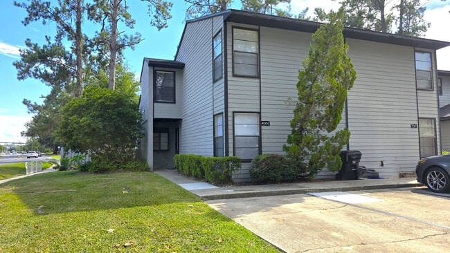 Building Photo - FOR RENT 3 bedroom, 2 bathroom townhome