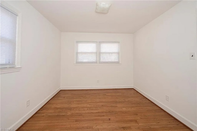 Photo - 2400 Queen St