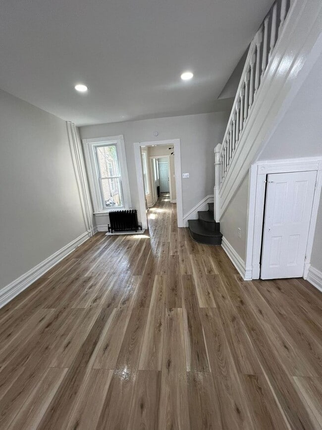 Building Photo - Huge 5 bedroom house with off-street parking