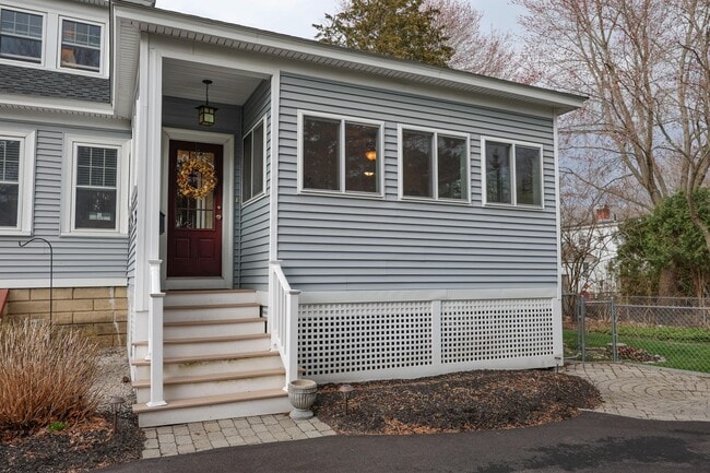 Building Photo - 749 Maple St