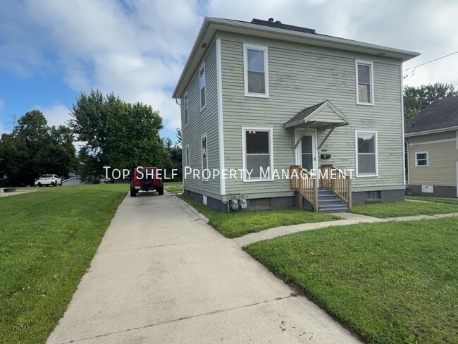 Building Photo - 820 1st Ave W Unit A