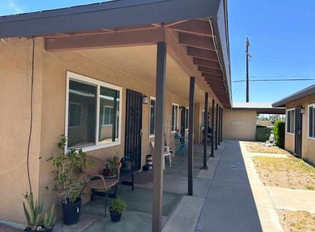 Building Photo - 44116 Division St