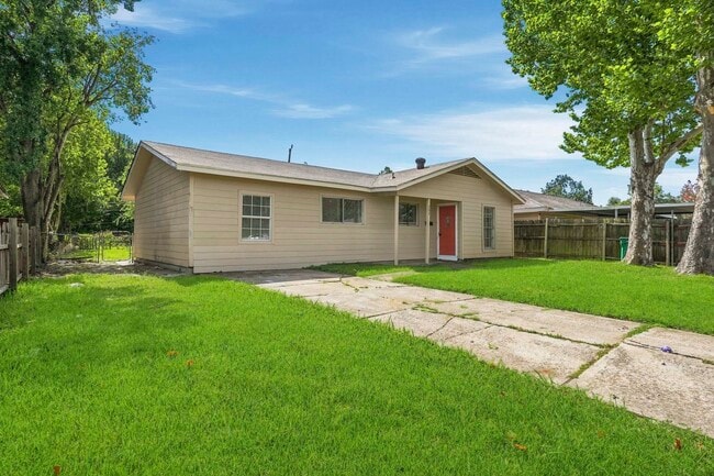 Building Photo - 303 Brown Dr