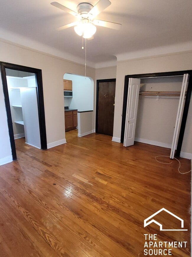 Building Photo - 948 W Cuyler Ave Unit 302
