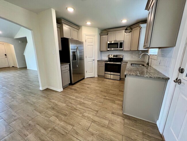 Photo - 3B/2.5B Spacious Townhome with Fenced Back...