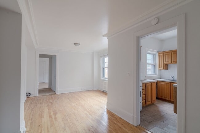 Building Photo - 1 Av. Rosemount Unit 61