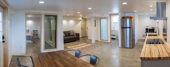 Building Photo - 715 W 12th St Rental