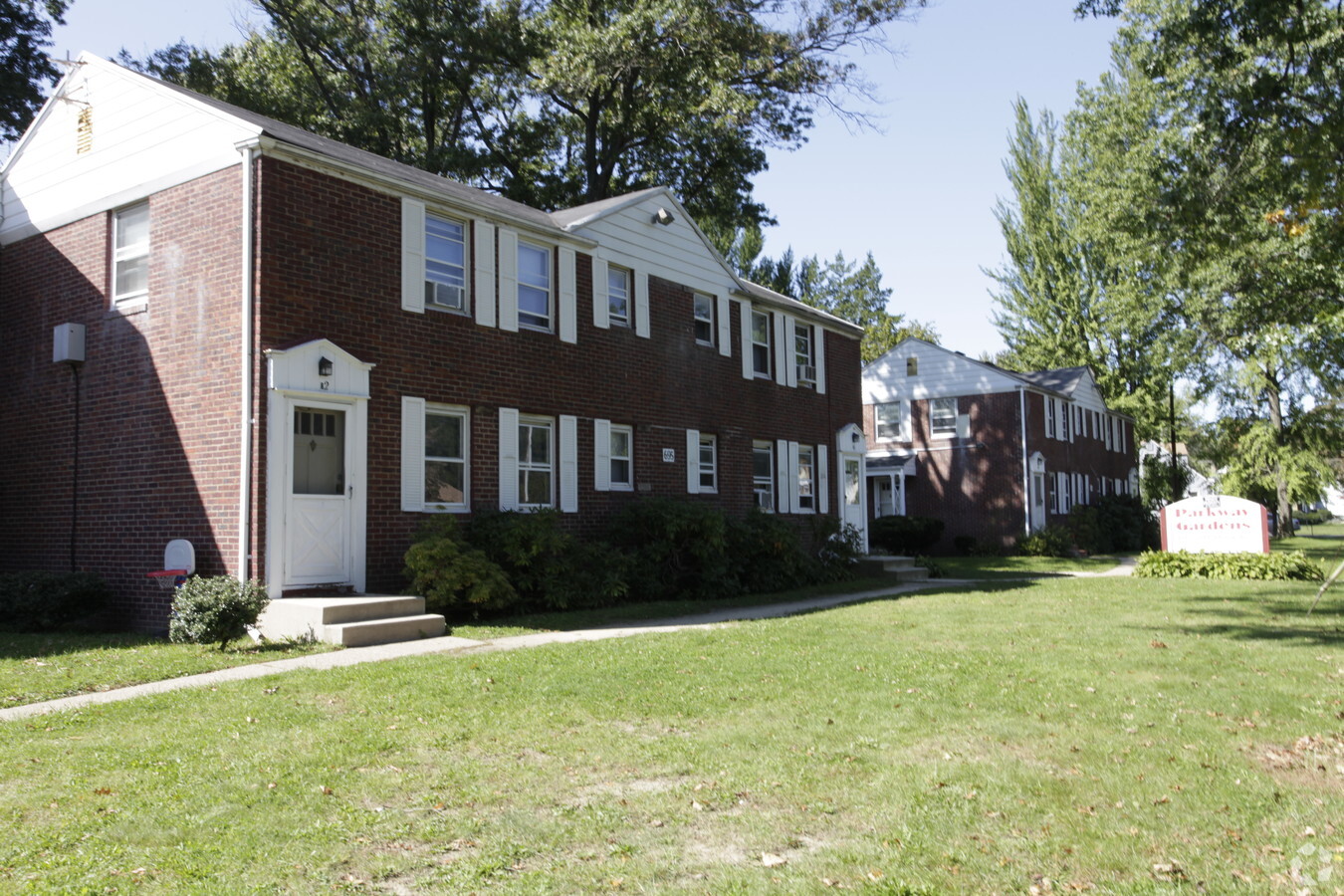 Parkway Gardens - Parkway Gardens Apartments