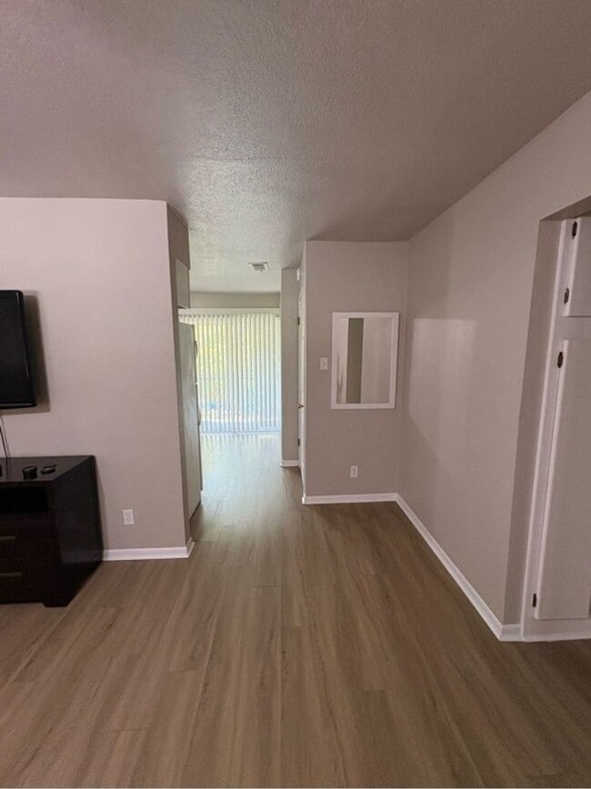 Photo - 204 W Mockingbird Ln Unidad D
