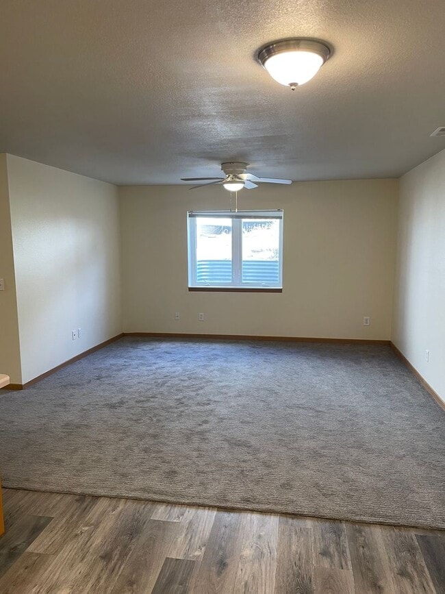 Photo - 1424 E Redwood Blvd
