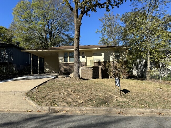 Updated 3 bedroom 1 bath home near UAMS - Updated 3 bedroom 1 bath home near UAMS