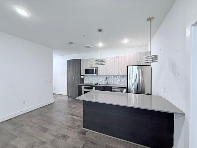 Building Photo - 4819 Caroline St Unit 109 Rental