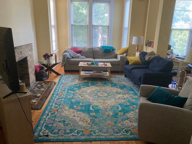 Main floor living room - 906 W Wrightwood Ave Apartments Unit 3