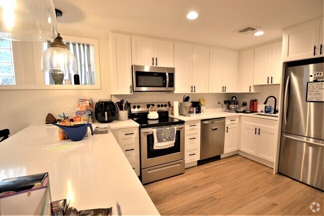 Building Photo - 179 Putnam St Unit 1 Rental
