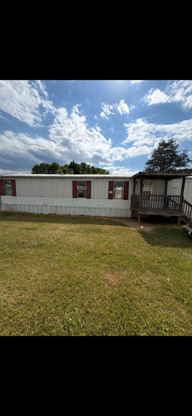 Building Photo - 1003 Elm St