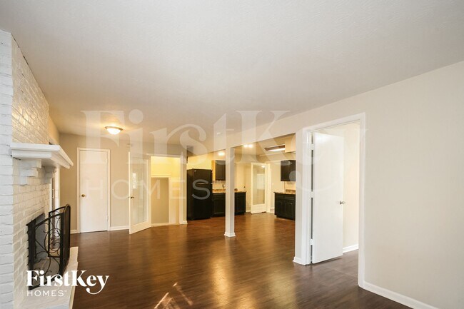 Photo - 6925 Bloomfield Dr E