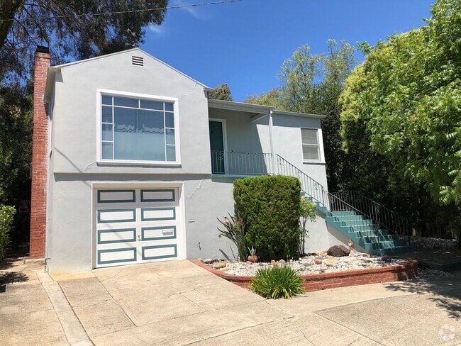 Building Photo - Charming 3 Bedroom 2 Bath Martinez Home w/...