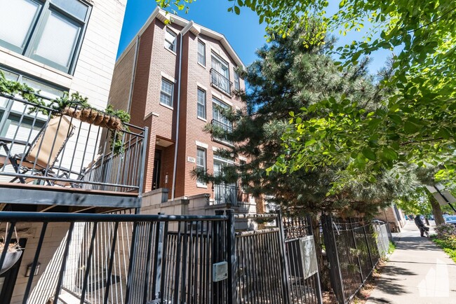 Building Photo - 819 N Wood St