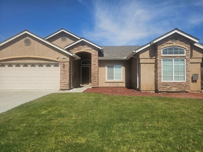 Building Photo - 4 Bedroom 2 Bath