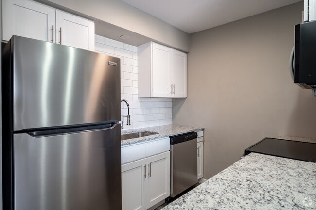 2BR, 1BA - 825 SF - The LUX of Saginaw Apartments