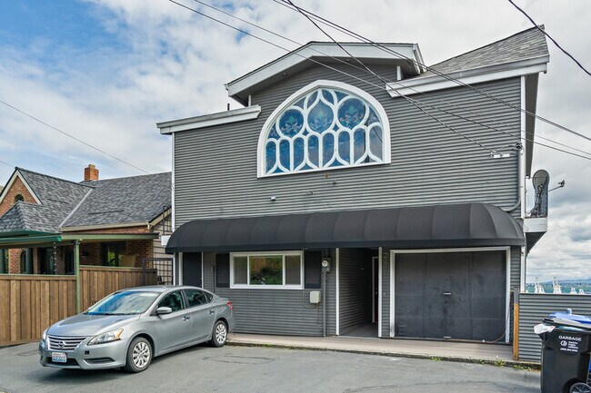 Building Photo - 2410 37th Ave SW Unit Upper