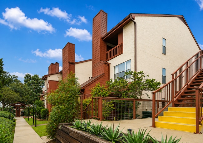 Building Photo - BEAUTIFUL 2 BR CONDO IN DESIRED GATED COMMUNITY - NORTH EAST SAN ANTONIO - CENTRALLY LOCATED