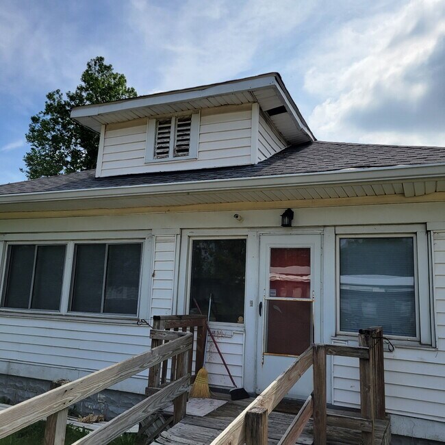 Spacious 2 Bedroom with detached 2 car garage