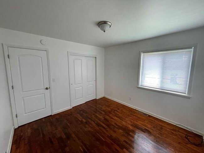 Building Photo - 2 Bedroom, 1 Bath Ranch Style Duplex with ...