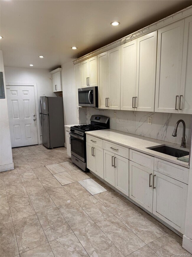 737 Sheffield Ave Unit 1R