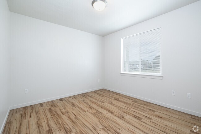 2BR, 1BA - 784SF - Primary Bedroom