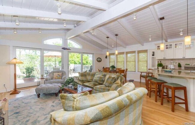 207 Wilmot Rd