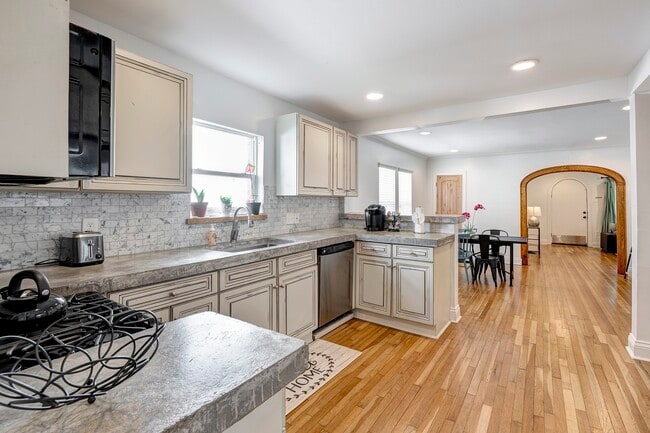 Photo - 1811 Marshall St